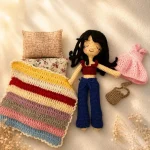 عروسک دختر قلاب بافی همراه لباس و تخت خواب و اکسسوری